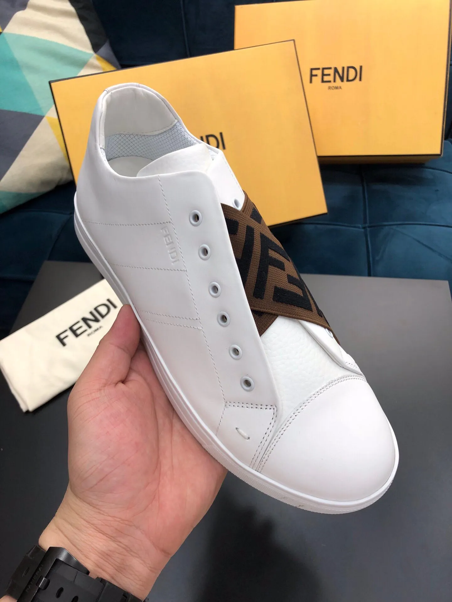 ¥380[Sun]FENDI Fendi classic comfortable men's slip-ons, this sophisticated sneaker is handmade from soft calfskin. Mesh inner surface, ultra-light rubber material and rough outsole. This unique thin style is suitable for the casual and exquisite sensibility of this season. It is comfortable and natural on the feet. It is an everyday style for spring and autumn leisure travel! 38/45